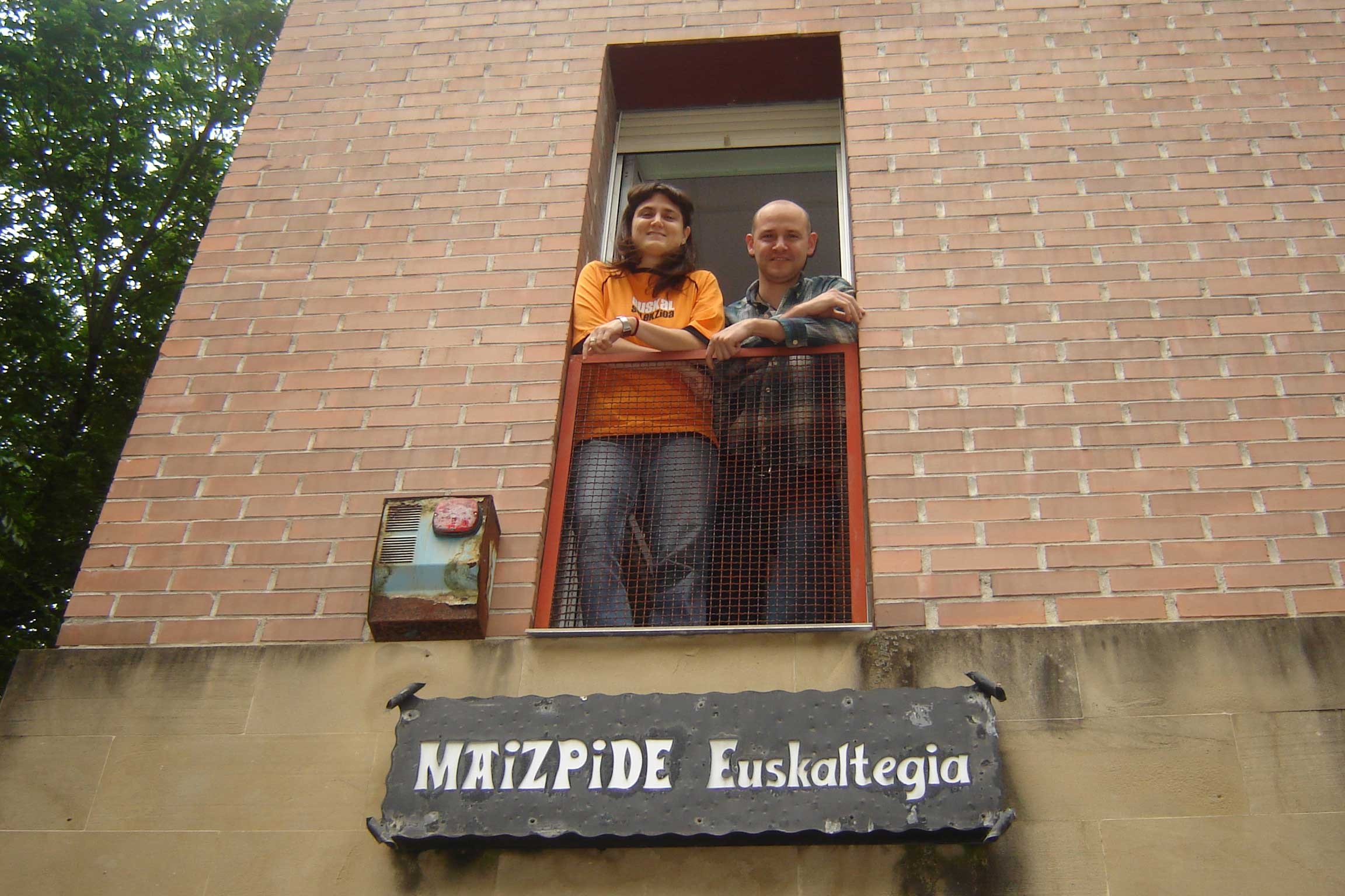 Leonardo Egiazabal y Sabrina Otegui en una ventana del barnetegi Maizpide de Lazkao (foto EuskalKultura.com)